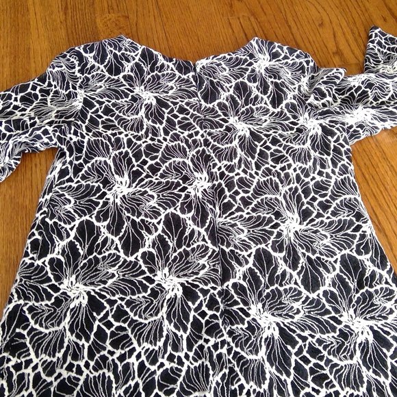 Black and White Graphic Print Dress with Ruffled Bell Sleeves - Size 10 - Picture 13 of 13